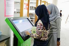 Remaja putri saat mengunjungi Perpustakaan Umum Provinsi Jabar.