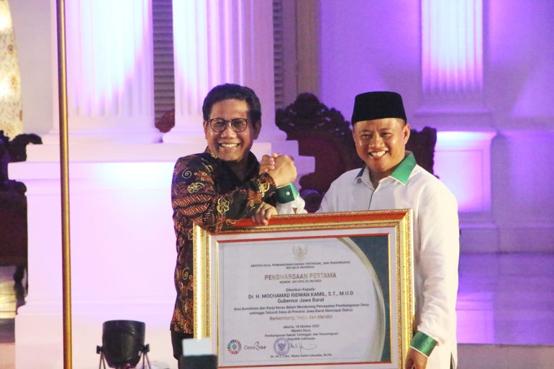 Wagub Jabar Uu Ruzhanul Ulum saat mewakili Gubernur Jabar Ridwan Kamil menerima penghargaan dari Menteri PDT Gus Halim.