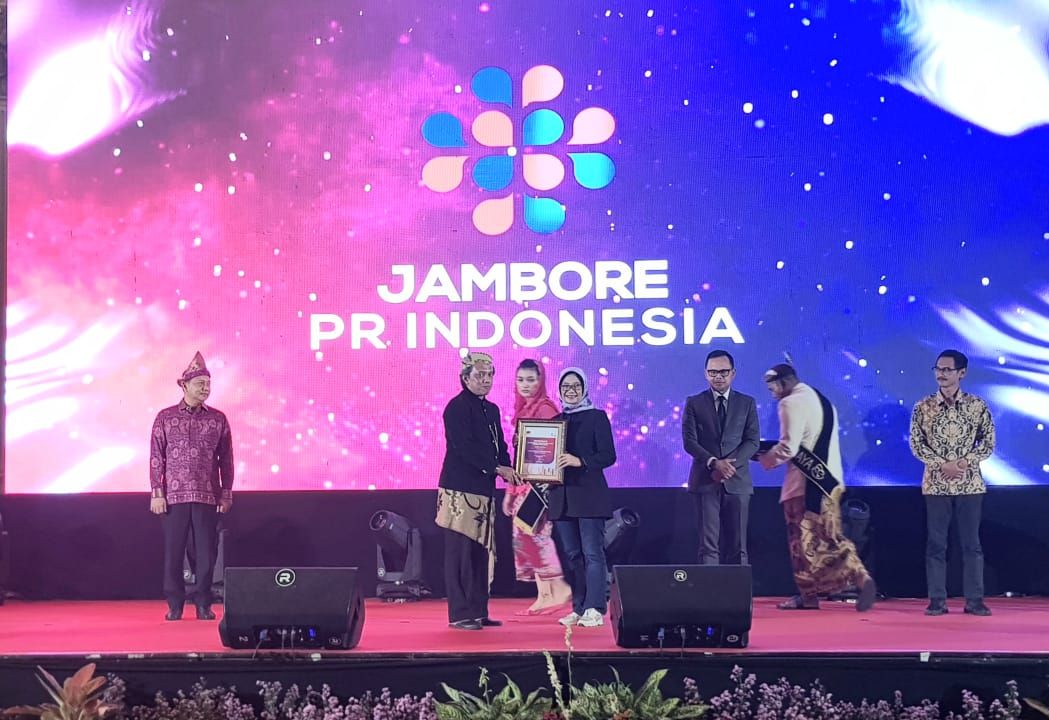 Kepala DIskominfo Jabar Ika Mardiah mewakili Gubernur Jabar Ridwan Kamil mendapat penghargaan Most Popular Leader in Social Media