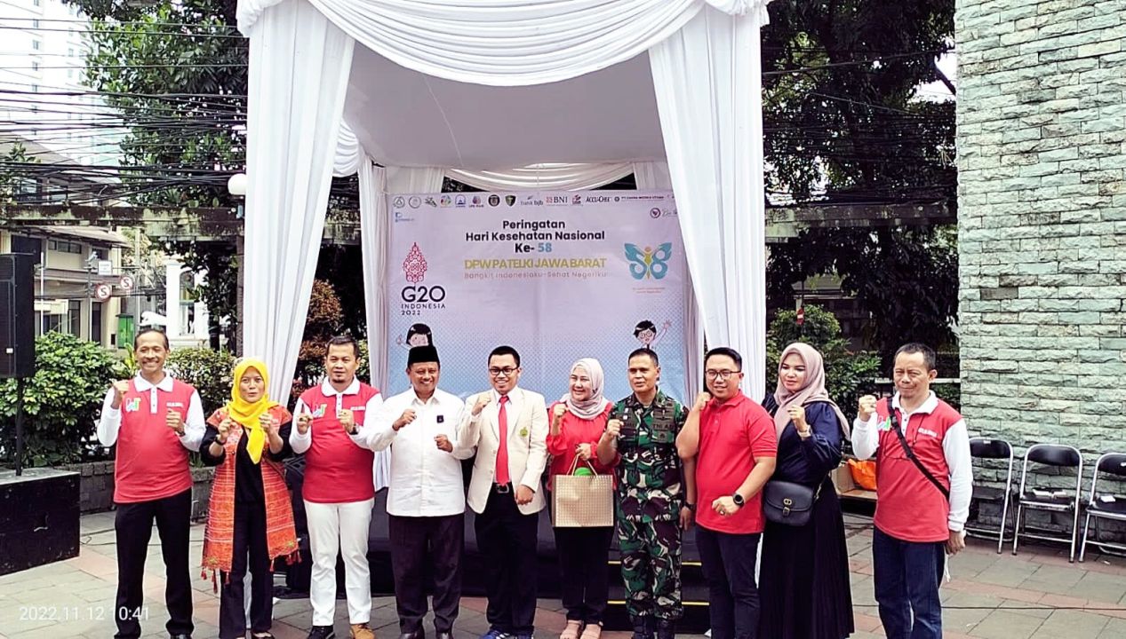 Wagub Jabar Uu Ruzhanul Ulum saat membuka kegiatan Bakti sosial yang diselenggarakan Patelki Jabar juga meresmikan Gedung Sekretariat Peltaki Jabar di Jalan Wastukencana Bandung.