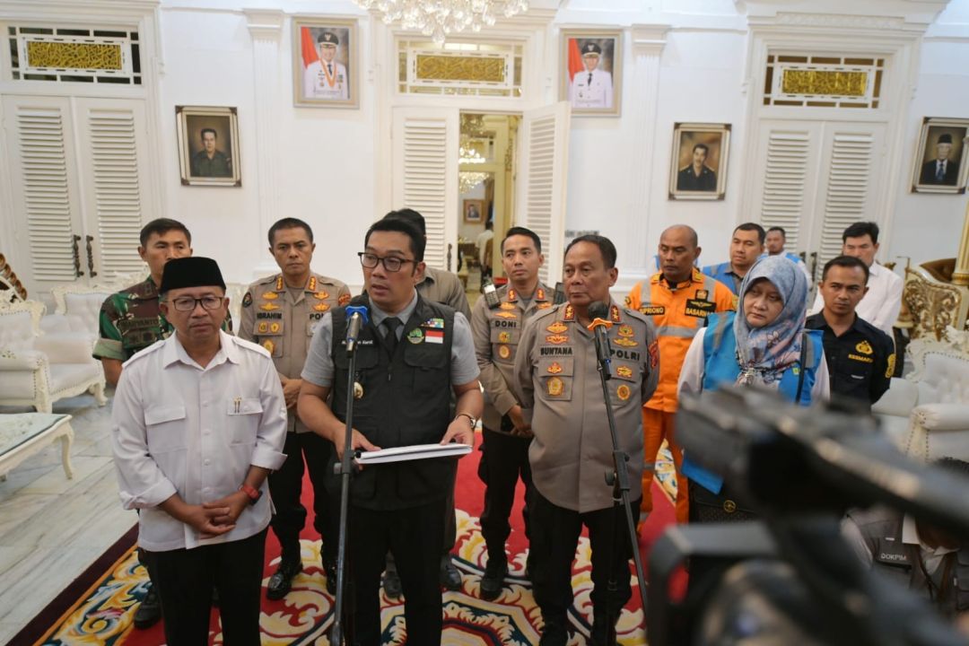 Gubernur Jabar saat memberikan pemaparan kondisi terkini dampak bencana gempa di Cianjur, setelah sebelumnya meninjau langsung ke lokasi, Senin 21/11.