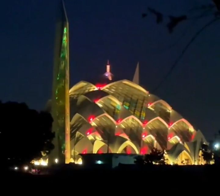 Mesjid Raya Al Jabbar di malam hari 