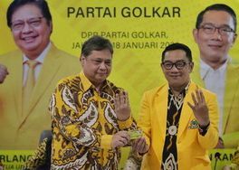 Ketua Umum Golkar Airlangga saat menerima secara resmi Ridwan Kamil masuk Partai Golkar, di kantor Dewan Pimpinan Pusat (DPP) Partai Golkar di Kecamatan Palmerah, Jakarta Barat, Rabu (18/1).