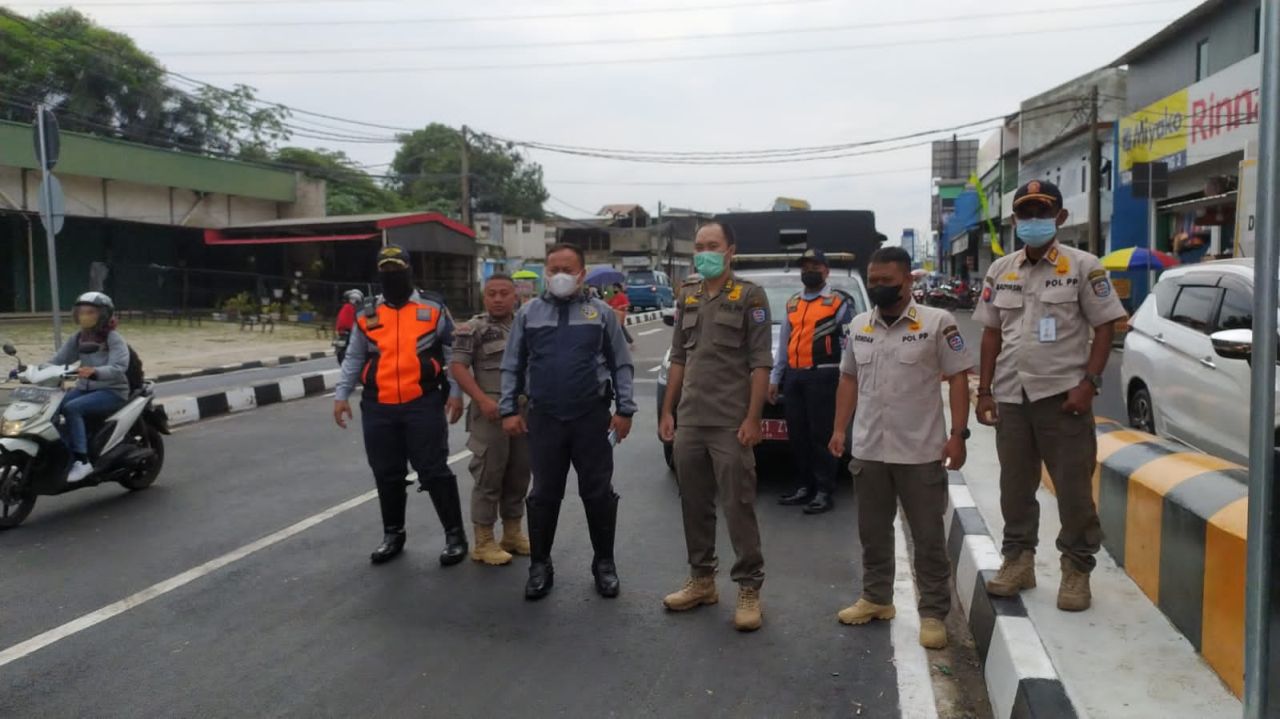 Petugas Gabungan saat berpatroli di exit Underpass Dewi Sartika Depok, Sabtu 21/1.