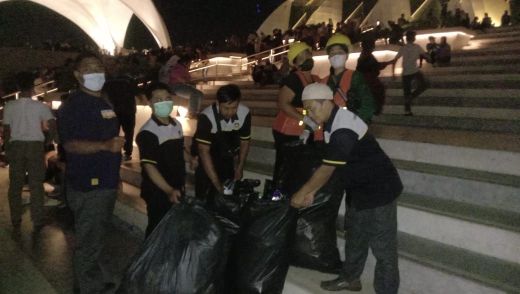Ket gambar, Petugas Kebersihan Masjid Al Jabbar saat melakukan pembersihan sampah di area dalam dan luar serta danau seputar Masjid Al Jabbar. Petugas kebersihan dikerahkan sejak pada hari pertama peresmian 30/12/2022.