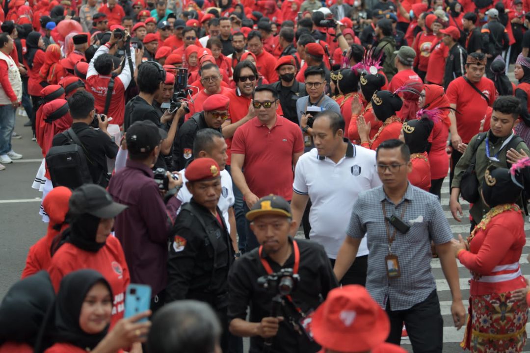 Gubernur Jawa Barat Ridwan Kamil menghadiri Pembukaan Senam Sehat dan Gerak Jalan Jabar Bangkit dalam rangkaian Peringatan HUT  ke-50 PDI Perjuangan di halaman depan Gedung Sate, Kota Bandung, Sabtu (28/1/2023).