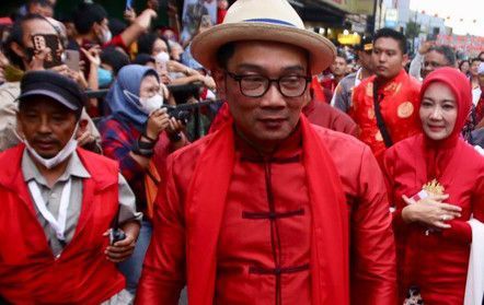 Gubernur Jabar Ridwan Kamil didampingi istri Atalia Praratya saat hadir pada Bogor Street Festival Cap Go Meh (CGM), Minggu 5/2/ 2023 