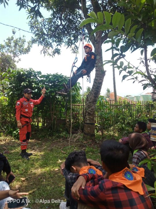 Instruktur pelatihan vertical rescue FKPA Bandung Mahardika Siregar sedang memberikan materi pelatihan kepada para peserta relawan bencana di Parigi Kec  Ciparay Kab, Sabtu 11/2/2023