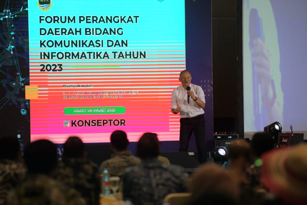 Sekda Jabar Setiawan Wangsaatmaja memberikan sambutan pada Forum Perangkat Daerah Bidang Komunikasi dan Informatika Se-Jabar di Hotel Santika, Kabupaten Garut, Senin (6/3/2023).