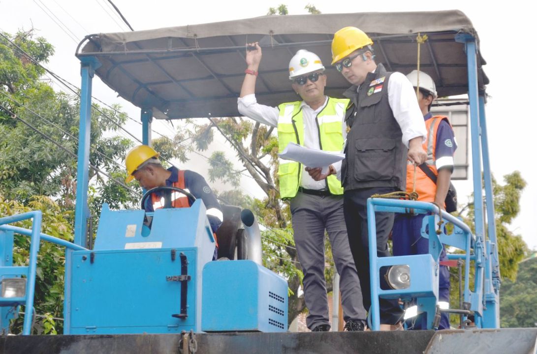 Gubernur Jabar Ridwan Kamil didampingi Kepala Dinas BMPR Jabar Bambang Tirtoyuliono saat monitoring perbaikan Jalan Kartini Bekasi, Rabu 29/3.