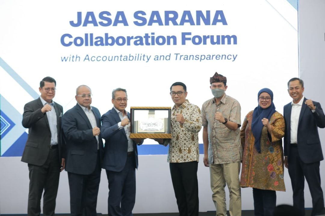 Gubernur Jawa Barat Ridwan Kamil mengahadiri Penandatanganan Kerja Sama BUMD Jabar PT. Jasa Sarana dengan beberapa mitra di Gedung Sate, Kota Bandung, Kamis (16/3/2023). 