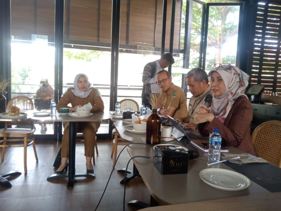 Kepala Dinas ESDM Jabar Ai Saadiyah Dwidaningsih saat media gathering di Tilu Cafe Bandung, Senin 6/3. 