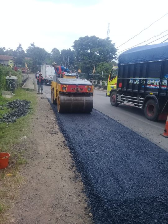 Petugas perbaikan jalan saat melakukan pelapisan hotmix di Bts Subang-Purwakarta, Jumat 24/3.