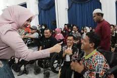 Bunda Asuh Disabilitas Provinsi Jawa Barat Atalia Praratya Ridwan Kamil saat menghadiri silaturahim Gema Ramadhan 1444 H bersama Teman-Teman Disabilitas Jawa Barat di Aula Barat Gedung Sate, Kamis (6/4/2023).