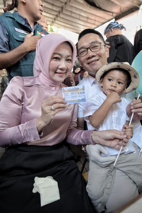 Gubernur Jawa Barat Ridwan Kamil membawa anaknya, Arkana Aidan Misbach (4), ke posyandu untuk imunisasi polio, di Posyandu Hapsari Melati 2, Warung Muncang, Kota Bandung, Kamis (6/4/2023). 