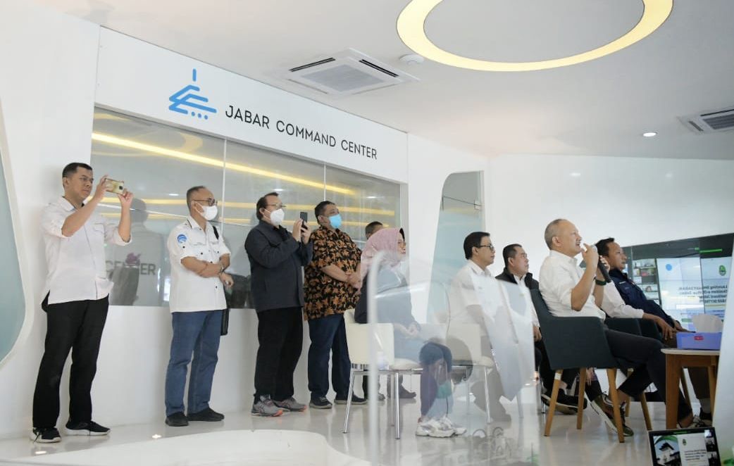 Sekretaris Daerah Provinsi Jabar Setiawan Wangsaatmaja meluncurkan SMART JABAR, Ekosistem E-Office Jabar, Dashboard Jabar, dan Jabar Skytrek di Jabar Command Center, Gedung Sate, Kota Bandung, Rabu (5/4/2023)