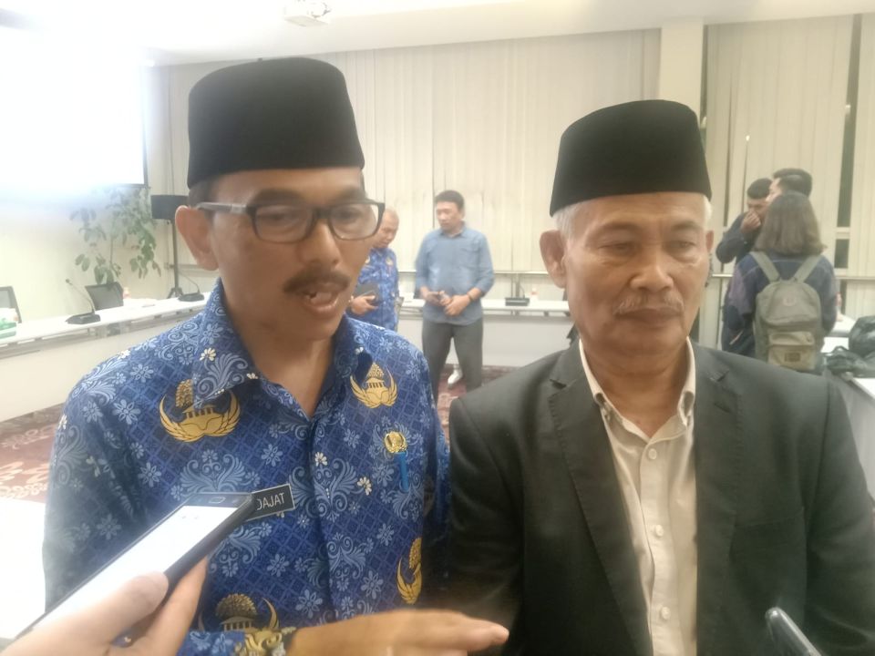 Kepala Bakesbangpol Jabar Iip Hidayat dan Kepala FKUB Rafani Achyar.