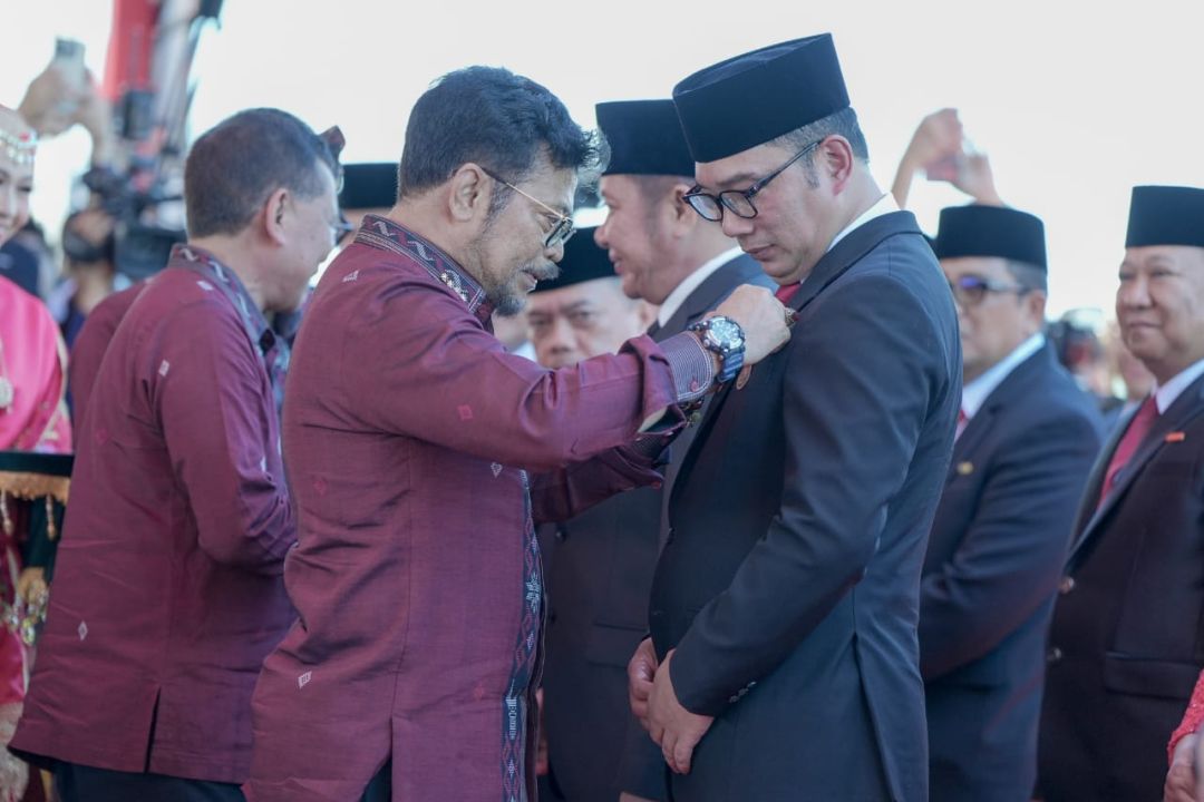 Gubernur Jawa Barat Ridwan Kamil menerima penghargaan Satyalancana Wira Karya pada Pekan Nasional Petani Nelayan (PENAS) XVI di Lanud Sutan Syahrir Sumatra Barat, Sabtu (10/6/2023).