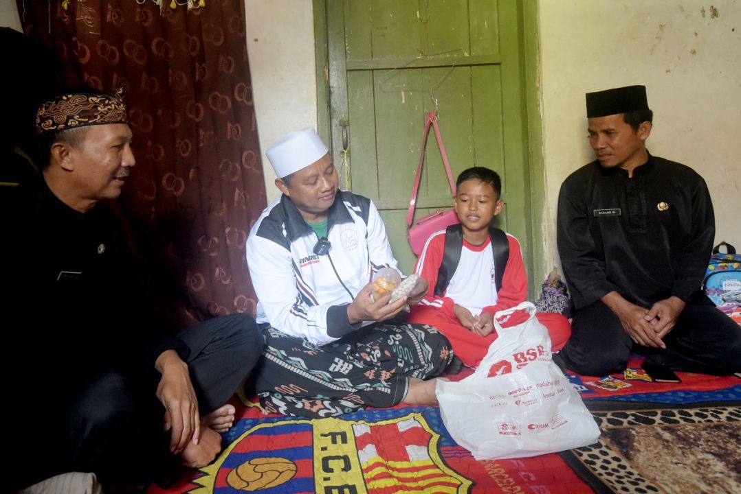 Wagub Jabar Uu Ruzhanul Ulum memberikan bantuan kepada siswa Sekolah Dasar Aria Naizar Syaputra (12).