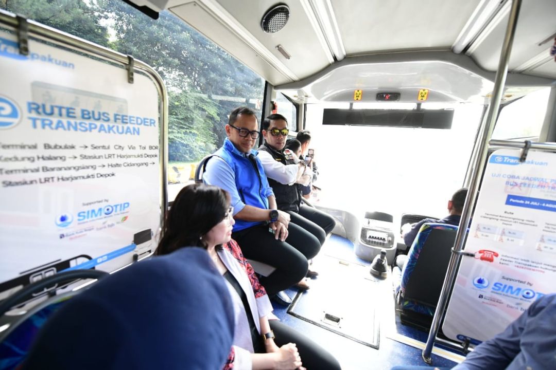 Gubernur Jawa Barat Ridwan Kamil meluncurkan operasional Bus Rapid Transit (BRT) Trans Pakuan serta penandatanganan komitmen bersama antara Pemdaprov Jabar dengan Pemda Kabupaten/Kota kawasan Bodebek di Halte Cidangiang, Baranangsiang, Kota Bogor, Jumat (21/7/2023).
