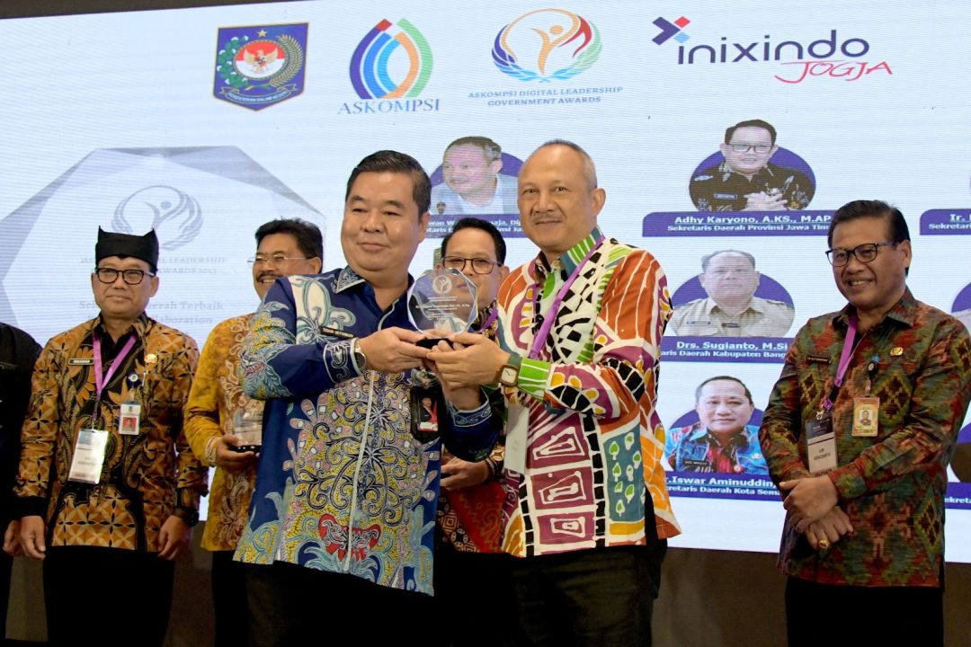 Sekda Jabar Setiawan Wangsaatmaja saat menerima penghargaan sebagai Sekretaris Daerah Provinsi Terbaik dengan Kepemimpinan Digital Terbaik dalam Askompsi Digital Leadership Goverment (ADLG) Awards, di Grand Ballroom JIEXPO Jakarta, Kamis (27/7/2023).