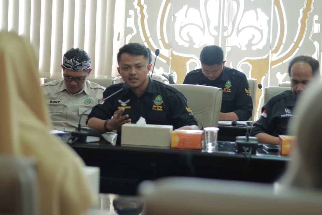 Ketua Forum Komunikasi Tenaga Harian Lepas (honorer) Lingkup Pertanian Jabar  Imam S.  Nurosid saat Audiensi dengan DPRD Jabar, di Ruang Rapat Badan Musyawarah DPRD Jabar, Bandung, 13 Juli 2023. 