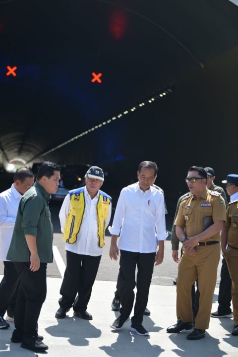 Gubernur Jabar Ridwan Kamil saat mendampingi Presiden Jokowi pada peresmian Tol Cisumdawu, 11/7.