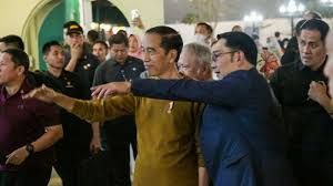 Gubernur Jawa Barat Ridwan Kamil mendampingi Presiden Joko Widodo Meninjau Pasar Kreatif Jawa Barat, Selasa (11/7/2023).