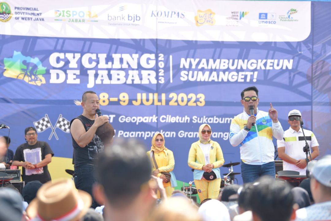 Gubernur Jawa Barat Ridwan Kamil menghadiri Rangkaian Akhir Cycling de Jabar 2023 di Alun Alun Paamprokan, Kabupaten Pangandaran, Ahad (9/7/2023).