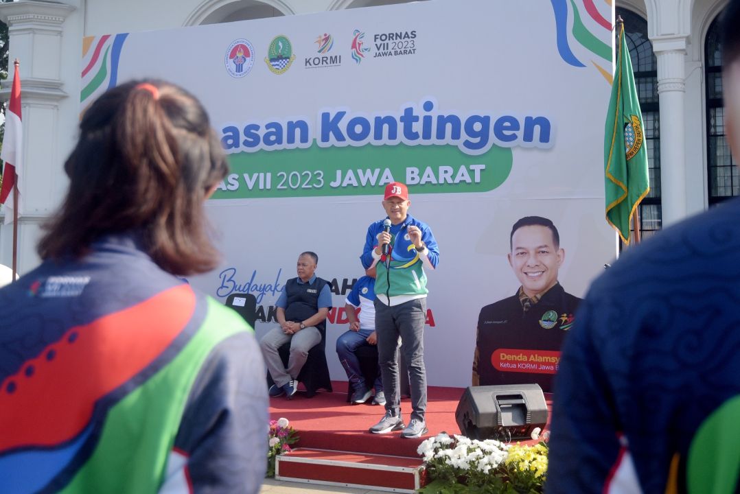 Sekda Jabar, Setiawan Wangsaatmaja *Memberikan pengarahan sekaligus Pelepasan Kontingen Fornas Provinsi Jawa Barat* di Plaza Belakang Gedung Sate, Minggu 2 Juli 2023.