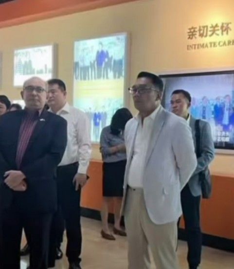 Gubernur Jabar Ridwan Kamil saat mengunjungi industri mobil listrik di Kota Liu Zhou, Guangxi, Tiongkok. 