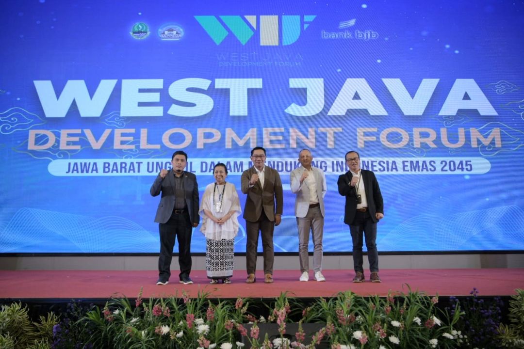  Gubernur Jawa Barat Ridwan Kamil bersama Sekda Jabar Setiawan Wangsaatmaja, Kepala Bappeda Jabar Iendra Sofyan (paling kanan) pada acara Kick-Off West Java Development Forum (WJDF) Tahun 2023 di Hotel Pullman, Kota Bandung, Senin (31/7/2023).