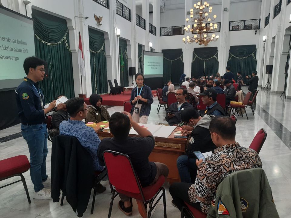 Tim Sapawarga Diskominfo Jabar memberi materi kepada para ketua RW di Kota Bandung dalam Forum Diseminasi dan Diskusi Ketua RW untuk Pengembangan Aplikasi Sapawarga di Gedung Sate Bandung, Senin (17/7/2023).