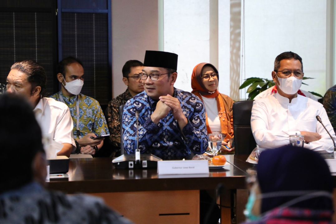 Gubernur Jawa Barat Ridwan Kamil menghadiri rapat koordinasi bersama Menko Marves terkait tindak lanjut ratas Presiden tentang Penanganan Polusi Udara Kawasan Jabodetabek di kantor Kemenko Marves, Jakarta, Jumat (18/8/2023).