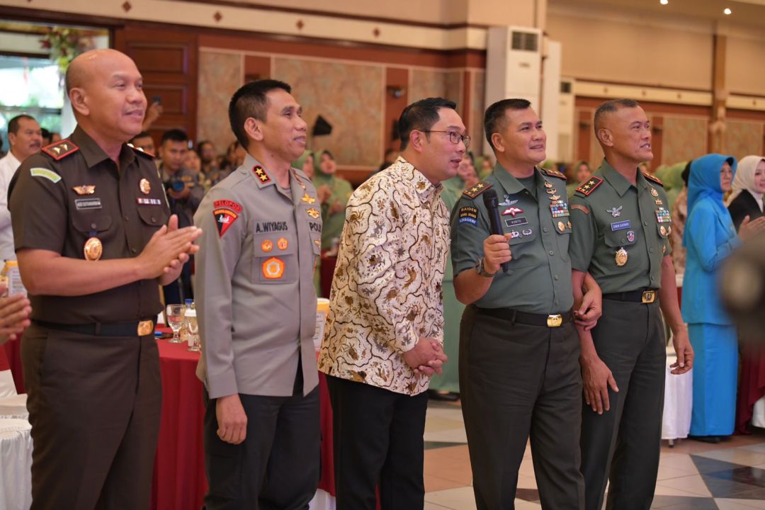 Gubernur Jawa Barat M Ridwan Kamil dan istri menghadiri acara pisah sambut Pandam III Siliwangi di Graha Manggala Siliwangi, Kota Bandung, Selasa (22/08/2023). 