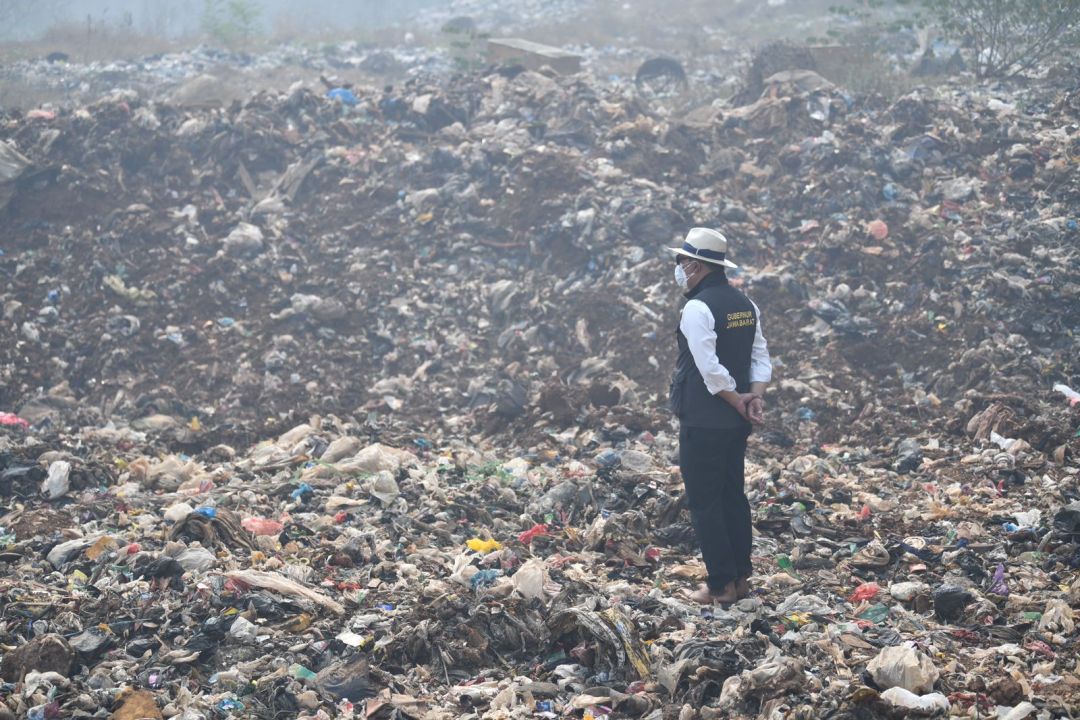 Gubernur Jawa Barat Ridwan Kamil melaksanakan pemantauan udara dan lapangan terkait kebakaran TPA Sarimukti di Kabupaten Bandung Barat, Jumat (25/8/2023).