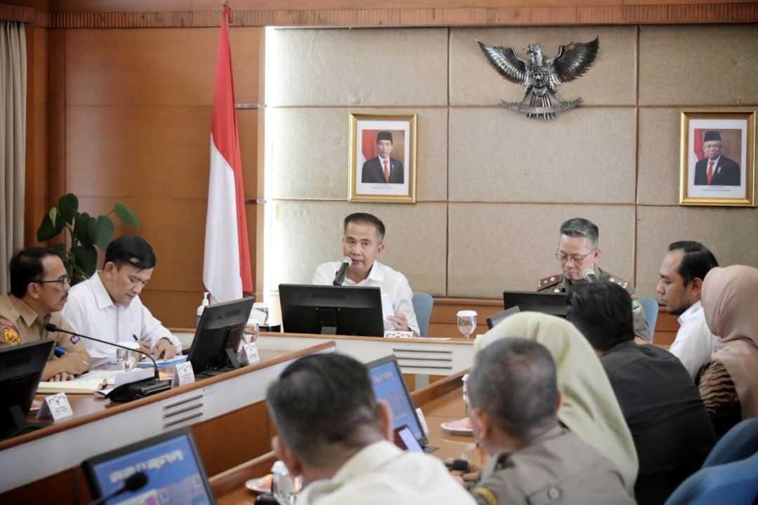 Penjabat Gubernur Jawa Barat Bey Machmudin menghadiri Rakor Cipta Trantribum Pemilu 2024 Se-Jawa Barat di ruang Manglayang Gedung Sate, Kota Bandung, Senin (16/10/2023).