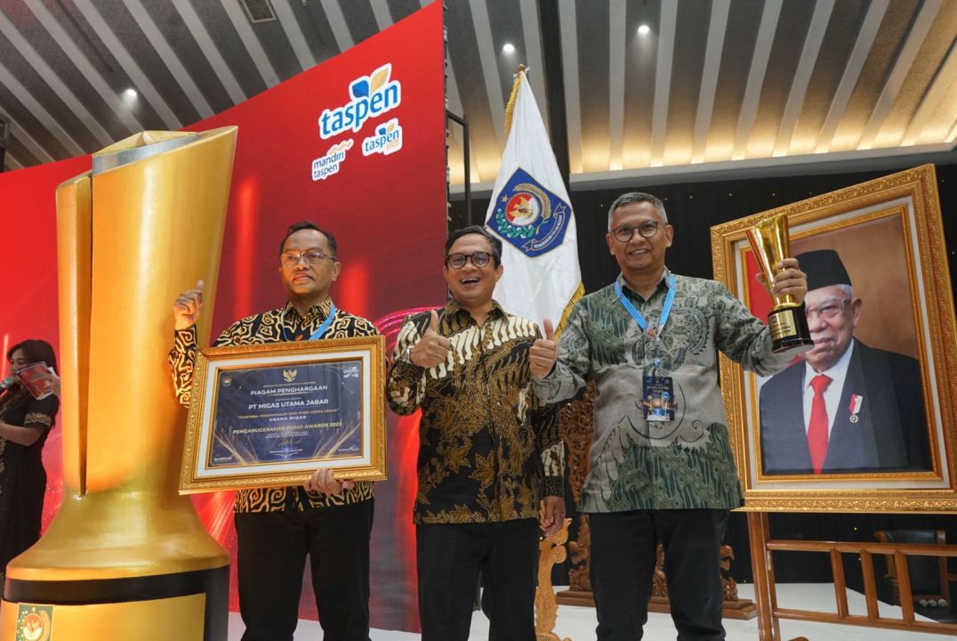 MUJ diberi penghargaan oleh Kemendagri dalam ajang BUMD Awards, di Hotel Grand Sahid, Jakarta, Jumat 29 September 2023. Penghargaan bergengsi ini diterima langsung Direktur Utama MUJ Punjul Prabowo (kanan). Hadir Komisaris Utama Faisal Rahadian (tengah) dan Direktur Teknik dan Operasi Muhamad Sani.