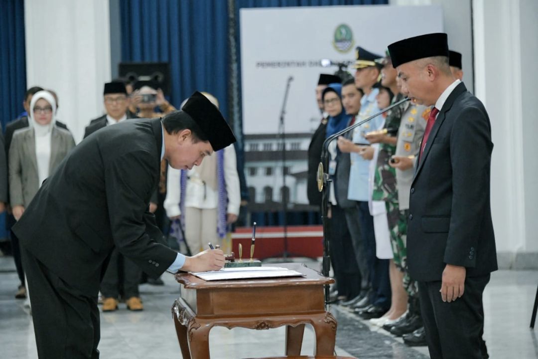 Pj Gubernur Jabar Bey T Machmudin saat  pelantikan Taufiq Budi Santoso sebagai Penjabat Sekretaris Daerah Jabar.  di Aula Barat Gedung Sate, Kota Bandung, Selasa (3/10/2023).
