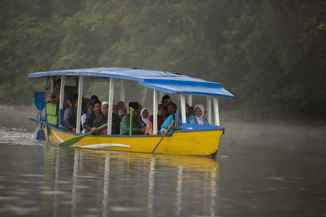 Pengunjung Situ Lengkong saat berperahu berkeliling mengitari Situ.