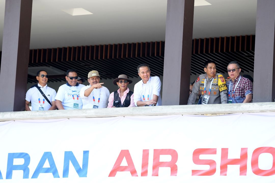 Pj Gubernur Jawa Barat Bey Machmudin menyaksikan Pangandaran Air Show 2023 di Susi Air Beach Strip, Kabupaten Pangandaran, Jumat (27/10/2023).