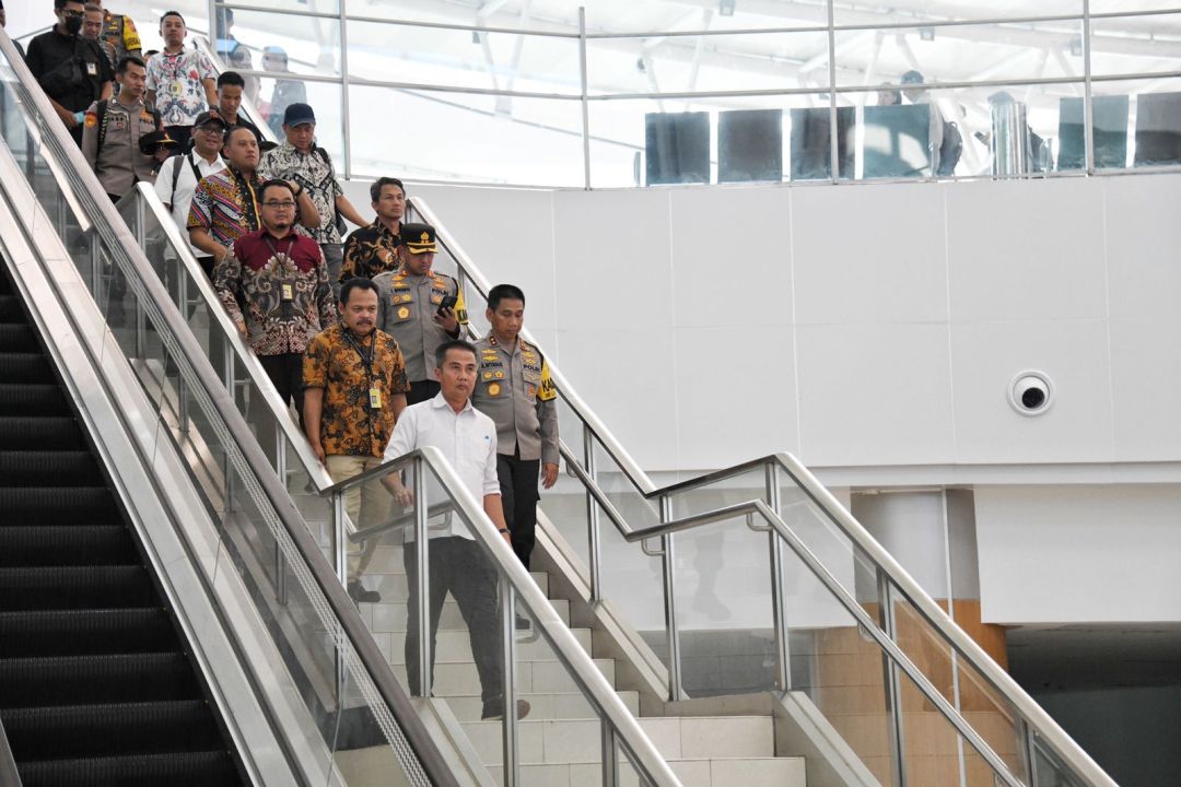Penjabat (Pj.) Gubernur Jawa Barat Bey Machmudin saat meninjau persiapan Bandara Internasional Jawa Barat (BIJB) Kertajati jelang pengoperasian secara penuh pada Minggu, 29 Oktober 2023. 