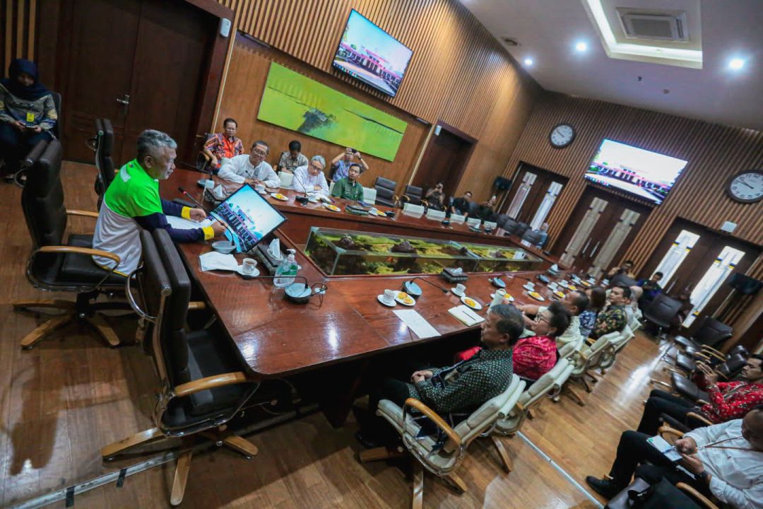 Pj Walikota Bandung Bambang Tirtoyuliono saat pertemuan dengan Duta Toleransi dan Komunitas Tionghoa di Balai Kota Bandung, Jumat 24 November 2023.