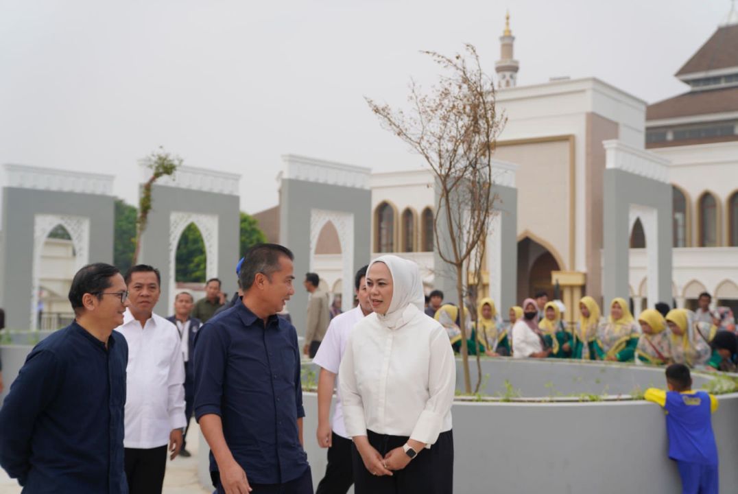 Penjabat Gubernur Jawa Barat Bey Machmudin didampingi Bupati Karawang Cellica Nurrachadiana meninjau Alun-alun Karawang dan RSUD Karawang di Kabupaten Karawang, Sabtu (4/11/2023).