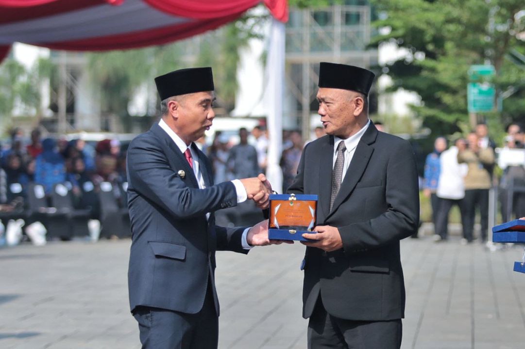 Pj Walikota Kota Bandung Bambang Tirtoyuliono saat menerima penghargaan Stop Buang Air Besar/ODF 100 persen dari Pj Gubernur Jabar Bey T Machmudin pada Upacara Hari Kesehatan Nasional di Halaman Gedung Sate, Senin 13 November 2023.