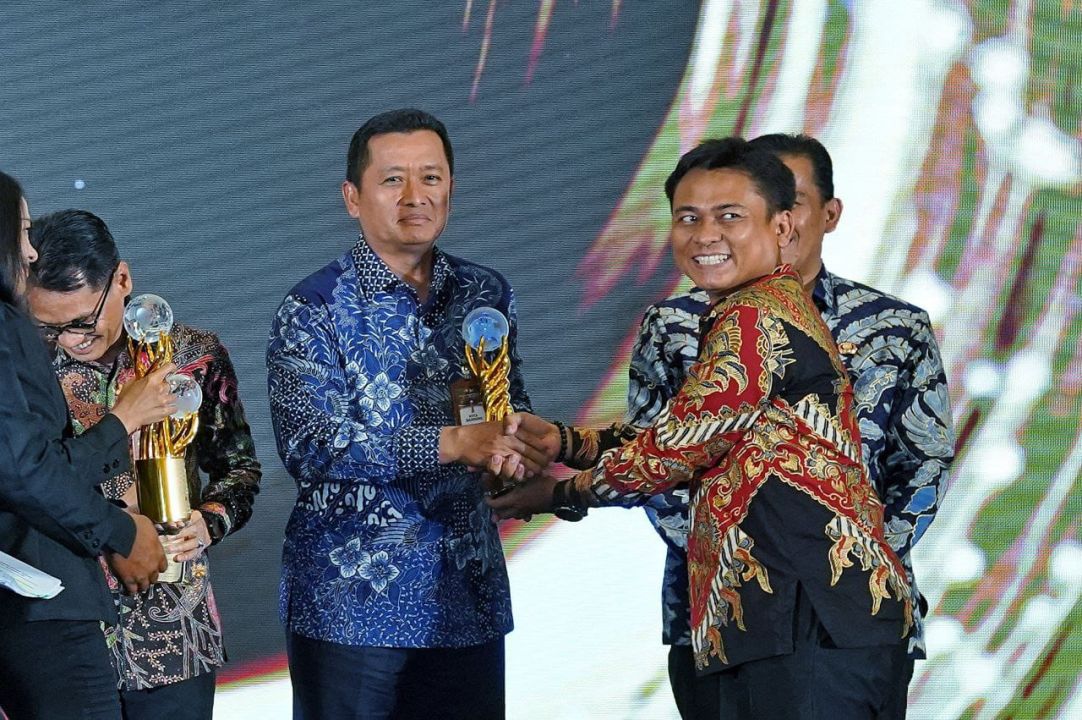 Sekda Kota Bandung Ema Sumarna saat menerima penghargaan.
