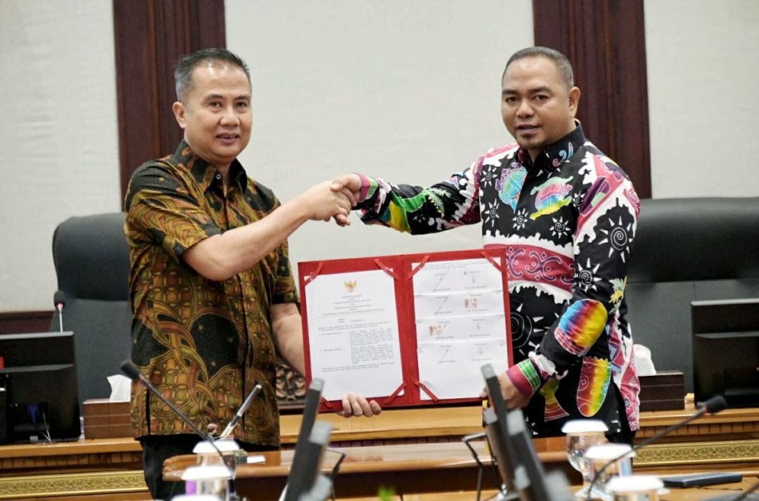  Pemprov Jabar menjalin kerja sama dengan Pemda Kabupaten Jayapura, penandatanganan MoU dilaksanakan di Gedung Sate, Kota Bandung, Kamis (14/12/2023).