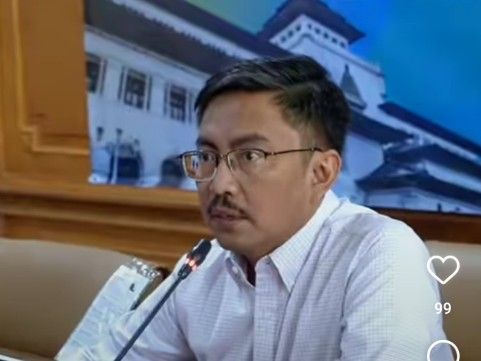 Kepala Dinas SDA Provinsi Jawa Barat Dikky Achmad Sidik, ST., MT saat membuka Webinar dengan tema 