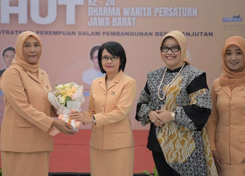 Dewan Penasihat Dharma Wanita Persatuan Provinsi Jawa Barat Amanda Soemedi Bey Machmudin saat memberikan sambutan pada peringatan HUT Dharma Wanita Persatuan (DWP) Ke-24 Tingkat Provinsi Jabar .