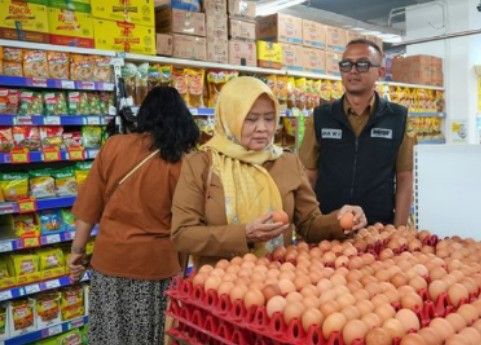 Kepala Disperindag Jabar Noneng Komara Nengsih saat Sidak ke pasar swalayan.